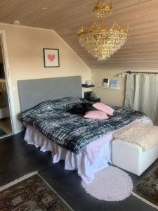 Voodi või voodid majutusasutuse Charming room with big bed toas