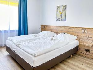 1 dormitorio con 1 cama grande con sábanas blancas en Keller Höhe, en Andernach