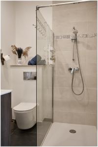 bagno con doccia e servizi igienici. di 1001 Ocres ad Apt