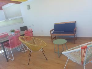 BenimagrellにあるAtico Muchavista Playaの椅子、テーブル、ピアノ付きの部屋