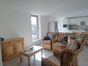 a living room with a couch and chairs and a table at Vakantiewoning De Kassei Geraardsbergen max 12personen in Geraardsbergen