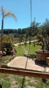 vista su un parco con una statua sull'erba di Sole di Cofano Vacanze a Custonaci