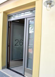 una puerta de cristal con una señal en el lateral de un edificio en Residence Řipská 26 en Praga