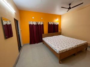 Postel nebo postele na pokoji v ubytování Shradharam Lodge
