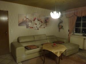 Ein Sitzbereich in der Unterkunft Haus Eifelinchen