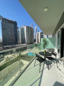 Balkón nebo terasa v ubytování New Reva Hotel Apartment next Burj Khalifa