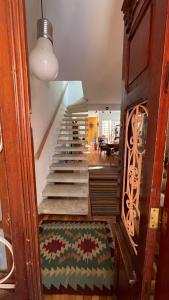 eine Treppe in einem Haus mit Treppenaufgang in der Unterkunft Casa charmosa chác Santo Antônio in São Paulo