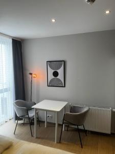 ein Esszimmer mit einem weißen Tisch und Stühlen in der Unterkunft mala me Hotel in Hannover