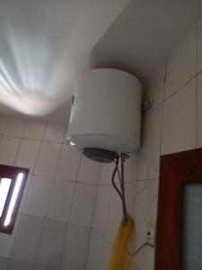 un tanque de inodoro en la pared del baño en Free Studio, en Dakar
