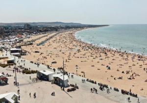 duży tłum ludzi na plaży w obiekcie Le Saphir de Calais - Chic et élegant w Calais