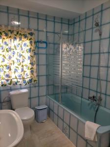 y baño con bañera, aseo y lavamanos. en Casa joselito, en Casas del Cerro