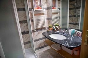 een badkamer met een wastafel en een douche bij Anna’s Crazy Place in Rome