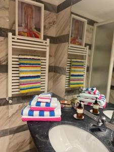 een badkamer met een wastafel en handdoeken op een aanrecht bij Anna’s Crazy Place in Rome