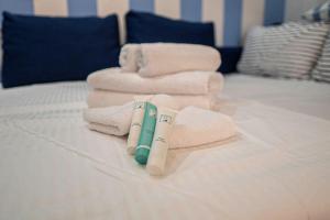 een stapel handdoeken en handdoeken op een bed bij Anna’s Crazy Place in Rome