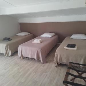 um quarto com duas camas com toalhas em Auberge des crêtes em La Palud sur Verdon