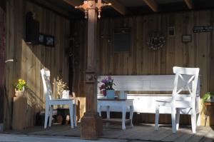 two white chairs and a table and a pole at De Parel van Pekel in Nieuwe Pekela +23 photos