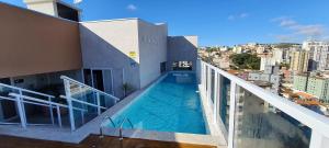 - une piscine sur le balcon d'un bâtiment dans l'établissement Ótimo Apto no Centro, perto de tudo!, à Poços de Caldas