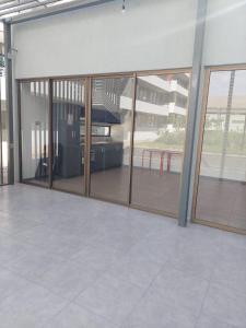 Habitación con puertas correderas de cristal en un edificio en Hermoso departamento nuevo amoblado en Arica