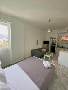 una camera da letto con un letto grande e un divano di Villa Saradari a Hersonissos