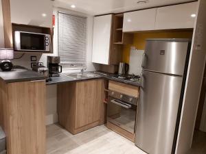 A kitchen or kitchenette at Location mobile home 6 personnes a fréjus