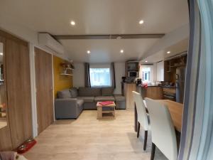 salon z kanapą, stołem i krzesłami w obiekcie Location mobile home 6 personnes a fréjus w Fréjus