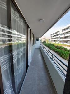 un pasillo vacío de un edificio con ventana en Hermoso departamento nuevo amoblado, en Arica