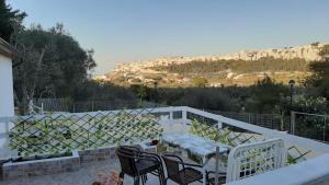 een patio met een tafel en stoelen op een balkon bij Casa vacanze Leonardo in Peschici