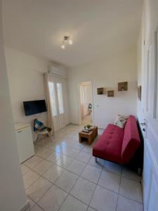 赫索尼索斯的住宿－Villa Saradari，客厅配有红色沙发和电视