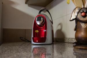 a red and white toaster sitting on a counter at Comodo appartamento sul lago di lugano in Varese