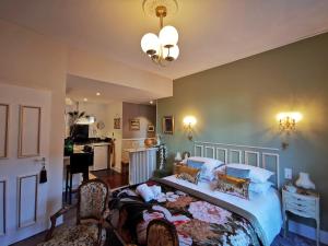 um quarto com uma cama e uma sala de estar em BELLE REINE - 3 APPARTEMENTS EN COEUR DE CENTRE-VILLE em Aix-les-Bains