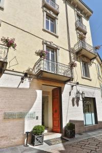 un edificio con due balconi e una porta di Hotel Kursaal BB a Salsomaggiore Terme