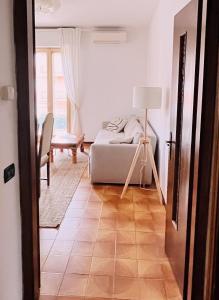 A bed or beds in a room at Apartment Al Lago, Torri del Benaco