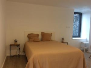Prainha de Cima的住宿－Casa do Norte，一间卧室配有一张带白色床罩的床和窗户。