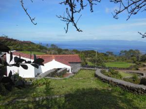 Prainha de Cima的住宿－Casa do Norte，从房子的花园中欣赏到美景