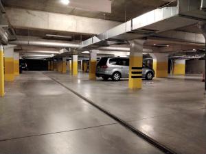 een parkeergarage met twee auto's erin geparkeerd bij Apartament Kasztanowy in Władysławowo