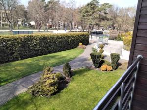 een balkon met uitzicht op een tuin bij Apartament Kasztanowy in Władysławowo