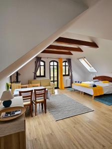 une grande chambre avec deux lits et un salon dans l'établissement Apartamenty z Klimatem, à Ustka