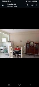 uma cozinha e uma sala de jantar com mesa e cadeiras em Penedo Flats em Penedo
