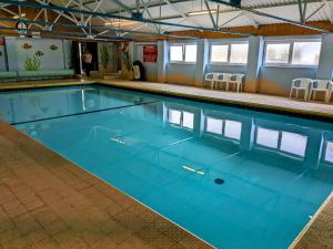 Бассейн в 35 Gower Holiday Village with Seasonal Pool или поблизости