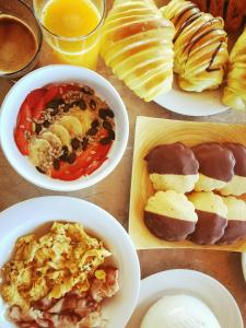 einen Tisch mit Schalen verschiedener Arten von Lebensmitteln in der Unterkunft Monte da Pechincha in Estremoz