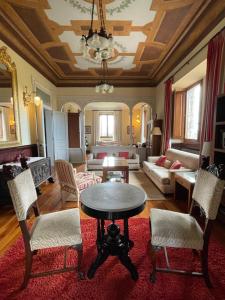 - un salon avec une table et des chaises dans l'établissement Quinta de Villanueva, à Colombres