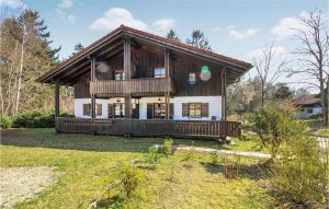 Cette grande maison en bois possède une terrasse couverte dans une cour. dans l'établissement Lovely Home In Regen With Kitchen, à Regen