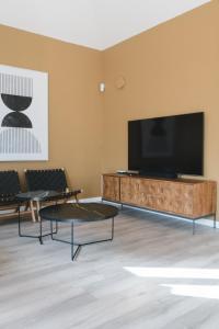 salon z telewizorem z płaskim ekranem w centrum rozrywki w obiekcie Moderne villa met verwarmd zwembad in Corralejo w Corralejo