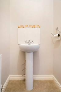 a bathroom with a white sink in a room at Bulkington Lodge Coventry - Affordable Cosy Double & En-Suite Rooms in Bulkington +22 photos