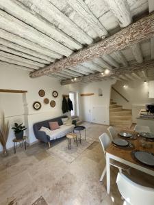 ein Wohnzimmer mit einem Sofa und einem Tisch in der Unterkunft L’Oustau de Célia in Maussane-les-Alpilles