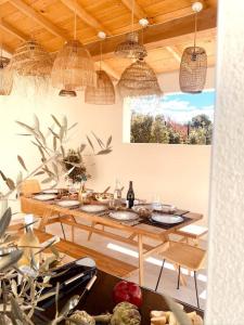 a dining room with a table and some lights at Villa moderne entre centre ville et nature in Nîmes