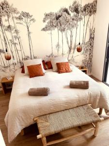 - une chambre avec un grand lit et une fresque murale dans l'établissement Villa moderne entre centre ville et nature, à Nîmes