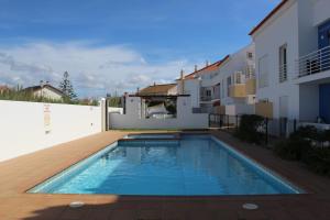una piscina en el patio trasero de una casa en Carlota House - Baleal, en Baleal