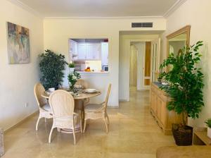 een keuken en eetkamer met een tafel en stoelen bij Dream Apartment in Mijas Golf Limonar in Mijas Costa