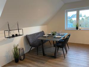een eetkamer met een tafel en stoelen en een raam bij Ferienwohnung Nahe der Nordsee in Hemmingstedt